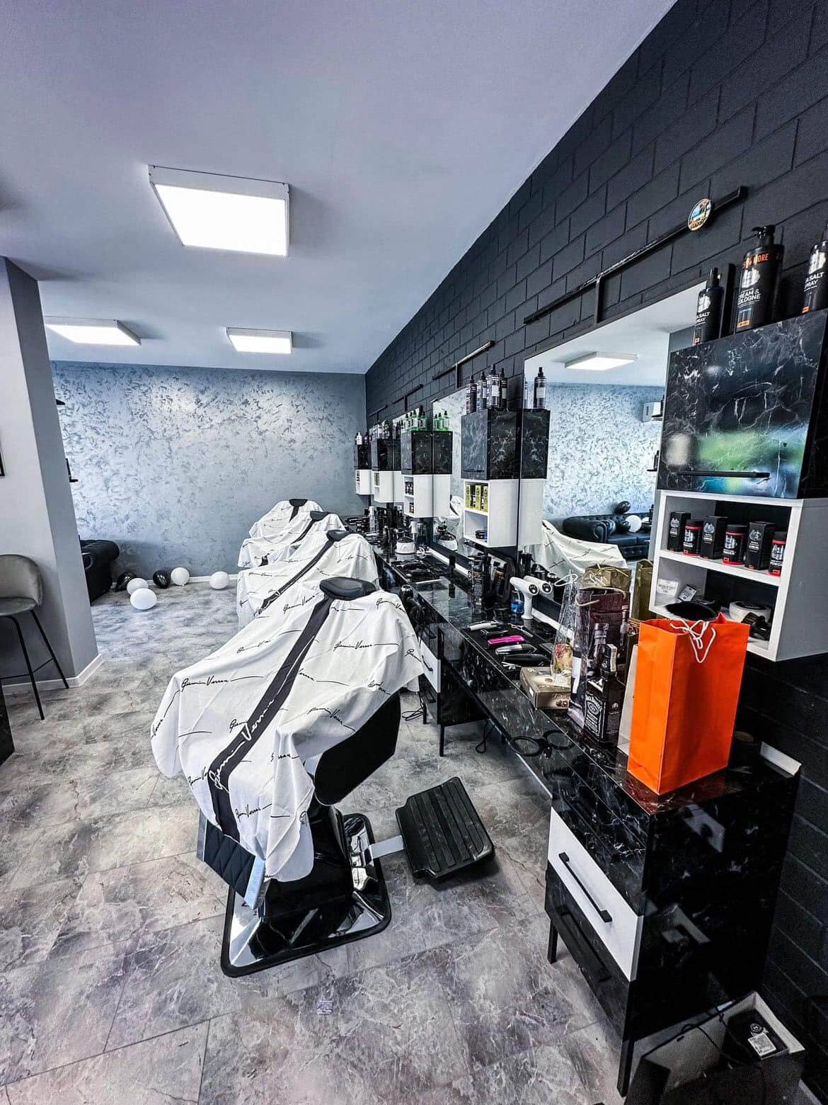 Декоративна мазилка и боядисване в нов barbershop